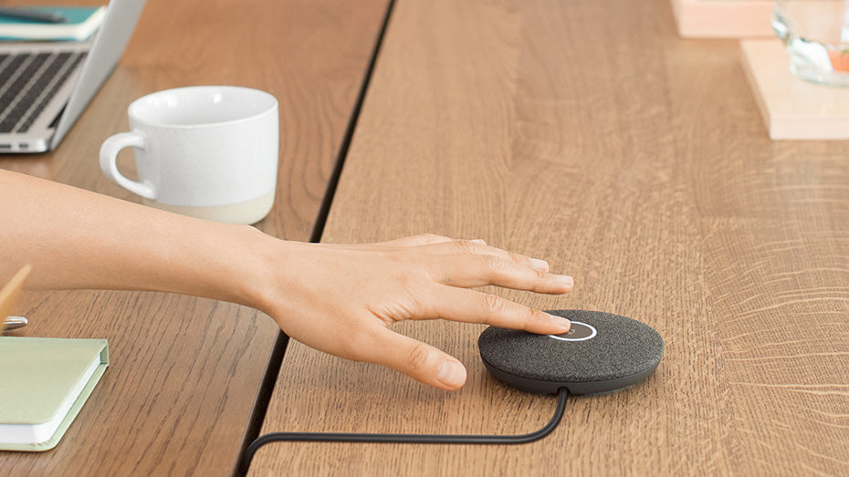 Presis Logitech Room Solutions aanraken van de microfoon mute knop